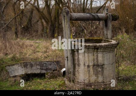 Un vieux puits à la ferme. Bien pour dessiner l'eau situé dans la campagne. Banque D'Images