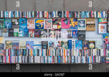 Londres, Royaume-Uni - 22 octobre 2016 : vue d'ensemble des livres de seconde main dans la stalle de la librairie de Southbank à Londres, Royaume-Uni Banque D'Images