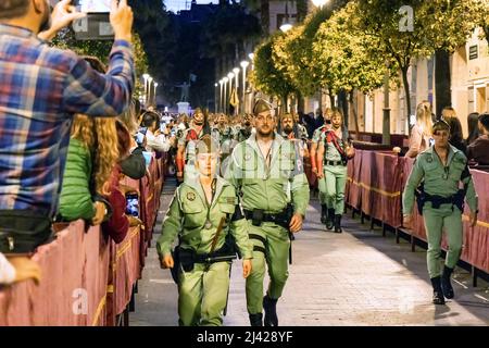 Huelva, Espagne - 9 avril 2022 : la femme Soldat en parade pendant la semaine sainte espagnole la nuit. Legionarios de la Légion Tercio pendant le défilé Banque D'Images