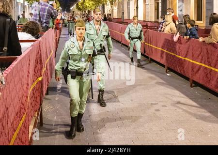 Huelva, Espagne - 9 avril 2022 : la femme Soldat en parade pendant la semaine sainte espagnole la nuit. Legionarios de la Légion Tercio pendant le défilé Banque D'Images