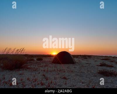 Camping sur une plage au lever du soleil sur Tendra Spit, Oblast de Kherson, Ukraine. Banque D'Images