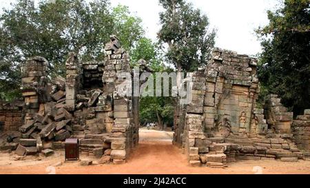 (220411) -- SIEM REAP, 11 avril 2022 (Xinhua) -- photo de fichier non datée montre la porte est endommagée du temple de Ta Prohm dans la province de Siem Reap, au Cambodge. Le Cambodge a commencé à restaurer la porte est du temple de Ta Prohm dans le célèbre parc archéologique d'Angkor dans la province de Siem Reap, au nord-ouest du pays, a déclaré l'Autorité nationale d'Apsara (ANA) dans un communiqué de presse lundi. ALLER AVEC 'le Cambodge commence à restaurer la porte est de l'attraction touristique Ta Prohm temple' (Apsara National Authority/Handout via Xinhua) Banque D'Images