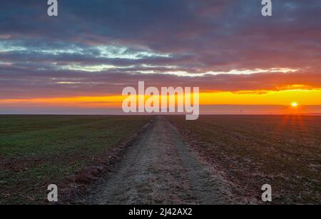 RIP Mountain, célèbre colline en République tchèque. Sur la route de la poussière entre les champs à un incroyable lever de soleil dans les Highlands de Bohême centrale, République tchèque. Banque D'Images