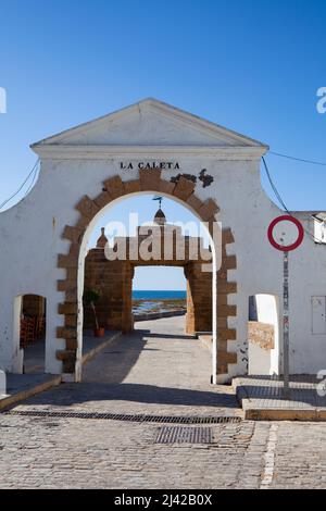 Porte principale de la plage de la Caleta et du château de Santa Catalina, Cadix, Andalousie, Espagne. Le château de Santa Catalina est un château situé à Cadix, en Espagne. Il Banque D'Images