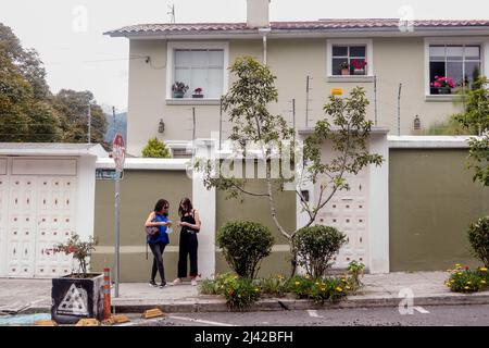 La région de la Floresta à Quito, qui a acquis une réputation d'être l'un des quartiers les plus envoûtant de toute ville d'Amérique du Sud. Banque D'Images