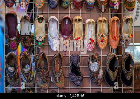 Muscat,Oman - Mars 05,2022 : toutes sortes de souvenirs exposés dans les boutiques de la vieille ville de Mutrah. Banque D'Images