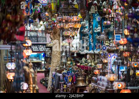 Muscat,Oman - Mars 05,2022 : toutes sortes de souvenirs exposés dans les boutiques de la vieille ville de Mutrah. Banque D'Images