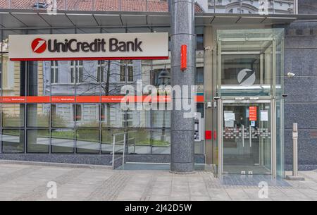 Belgrade, Serbie - 09 avril 2022: Uni Credit Bank in Modern Glass Office Building Exterior. Banque D'Images