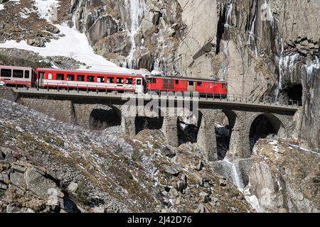 Chemin de fer dans la gorge de Schöllenen, près du pont du diable, Andermatt, CT URI, Suisse Banque D'Images