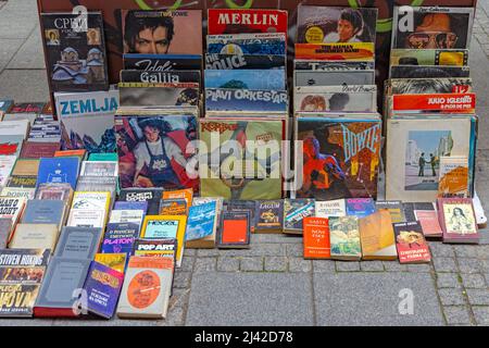 Belgrade, Serbie - 09 avril 2022: Vendre des disques de vinyle LP de seconde main et des livres anciens à la rue. Banque D'Images