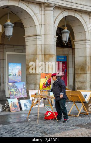 Un artiste de rue local peint des scènes colorées de taureau matador pour des souvenirs touristiques dans le centre de Madrid, capitale de l'Espagne Banque D'Images