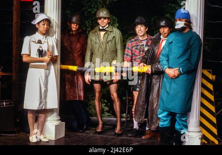 Centre, l-r: Chahine Yavroyan, Emil Wolk, Mark long dans «CHECKPOINT» : LE SPECTACLE DES GENS n° 89 au théâtre Hampstead, Londres NW3 1983 Banque D'Images
