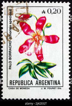 ARGENTINE - VERS 1985 : un timbre imprimé en Argentine montre l'arbre de soie de soie, Ceiba Speciosa, arbre à feuilles caduques, vers 1985 Banque D'Images