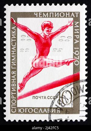 RUSSIE - VERS 1970 : un timbre imprimé en Russie montre une athlète féminine au Balancing Bar, Championnats du monde de gymnastique 17th, Ljubljana, vers 1970 Banque D'Images