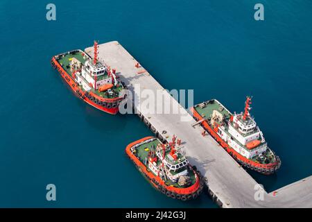 Les remorqueurs sont amarrés dans le port. Vue aérienne. Port de Jedda, Arabie Saoudite Banque D'Images