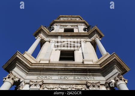 Vue à angle bas du clocher du Sanctuaire pontifical de la Sainte Vierge du Rosaire de Pompéi (cathédrale de Pompéi) contre un ciel bleu suggestif. Banque D'Images