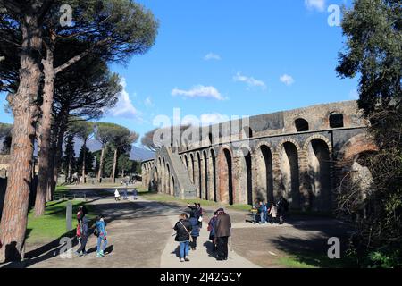 Pompéi. Italie. 5 janvier 2020. Pompéi par une journée d'hiver froide et ensoleillée. Vue extérieure de l'amphithéâtre romain. C'était une ancienne ville romaine dans le sud Banque D'Images