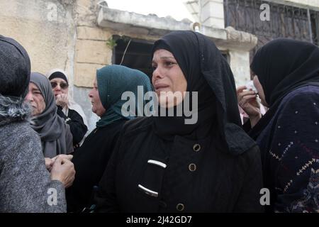 Djénine, Palestine. 11th avril 2022. Les parents d'un palestinien de 17 ans, Muhammad Zakarneh, ont été victimes de deuil. Muhammad Zakarneh a été tué par balle par les forces spéciales israéliennes lors d'une opération dans la ville de Djénine, en Cisjordanie occupée, pour assassiner le frère de la Raad Hazem palestinienne, qui a effectué une fusillade dans la ville de tel Aviv. Crédit : SOPA Images Limited/Alamy Live News Banque D'Images