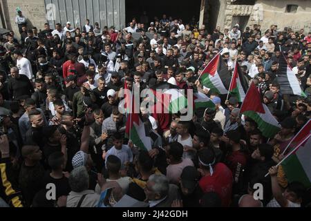 Djénine, Palestine. 11th avril 2022. Les amateurs de deuil ont vu se rassembler pendant les funérailles du palestinien Muhammad Zakarneh, âgé de 17 ans. Muhammad Zakarneh a été tué par balle par les forces spéciales israéliennes lors d'une opération dans la ville de Djénine, en Cisjordanie occupée, pour assassiner le frère de la Raad Hazem palestinienne, qui a effectué une fusillade dans la ville de tel Aviv. Crédit : SOPA Images Limited/Alamy Live News Banque D'Images