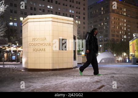 Portland, États-Unis. 11th avril 2022. Un homme est vu marcher près de Pioneer Courthouse Square au milieu de la neige qui tombe. Tôt lundi matin, Portland a battu un record de tous les temps pour la dernière chute de neige de la saison depuis le début de la tenue des records en 1940. Portland, Oregon, USA, 11th avril 2022 (Mathieu Lewis-Rolland/Sipa USA) crédit: SIPA USA/Alay Live News Banque D'Images