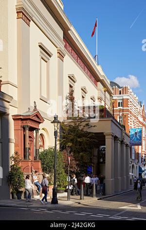 Espace public avec visiteurs. Covent Garden, Londres, Royaume-Uni. Architecte : divers, 2021. Banque D'Images