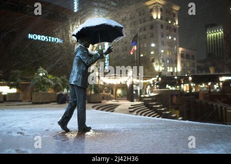 Portland, États-Unis. 11th avril 2022. « Allow Me » AKA « Umbrella Man » est vu couvert de neige à Pioneer Courthouse Square. Tôt lundi matin, Portland a battu un record de tous les temps pour la dernière chute de neige de la saison depuis le début de la tenue des records en 1940. Portland, Oregon, USA, 11th avril 2022 (Mathieu Lewis-Rolland/Sipa USA) crédit: SIPA USA/Alay Live News Banque D'Images