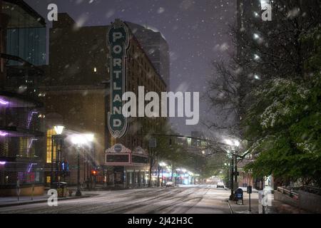 Portland, États-Unis. 11th avril 2022. Le panneau « Portland » de la salle de concert Arlene Schnitzer est visible au milieu de la neige qui tombe sur SW Broadway Street. Tôt lundi matin, Portland a battu un record de tous les temps pour la dernière chute de neige de la saison depuis le début de la tenue des records en 1940. Portland, Oregon, USA, 11th avril 2022 (Mathieu Lewis-Rolland/Sipa USA) crédit: SIPA USA/Alay Live News Banque D'Images