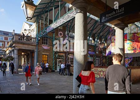 Espace public avec visiteurs. Covent Garden, Londres, Royaume-Uni. Architecte : divers, 2021. Banque D'Images