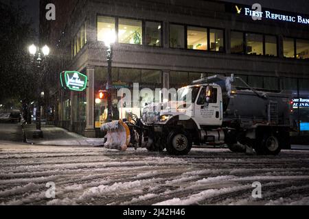 Portland, États-Unis. 11th avril 2022. Un véhicule de chasse-neige est vu sur SW Broadway St à Portland, Oregon. Tôt lundi matin, Portland a battu un record de tous les temps pour la dernière chute de neige de la saison depuis le début de la tenue des records en 1940. Portland, Oregon, USA, 11th avril 2022 (Mathieu Lewis-Rolland/Sipa USA) crédit: SIPA USA/Alay Live News Banque D'Images