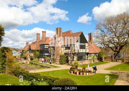 The Laboratory Building, une maison Tudor à RHS Garden Wisley, Surrey, Angleterre, Royaume-Uni, 2022 avril Banque D'Images