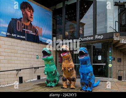 Acteurs vêtus de costumes de dinosaures originaux pour lancer l'optimisme de jeu en dehors de Dundee Rep Theatre, Écosse, Royaume-Uni Banque D'Images