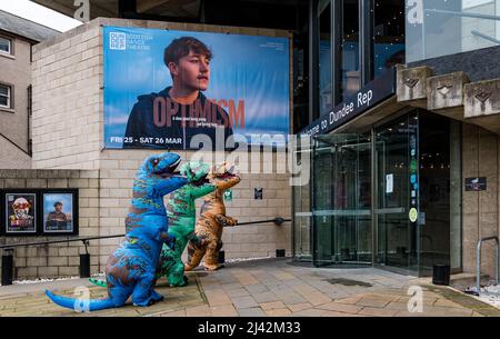 Acteurs vêtus de costumes de dinosaures originaux pour lancer l'optimisme de jeu en dehors de Dundee Rep Theatre, Écosse, Royaume-Uni Banque D'Images