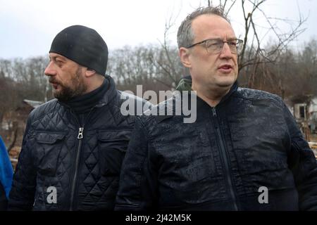 Le 09 avril 2022, le conseiller du ministre ukrainien de l'intérieur, Anton Herashchenko (R) et chef de l'administration régionale de l'État de Chernihiv, Viacheslav Chaux, tient une réunion d'information dans une colonie urbaine de type Novoselivka libérée des envahisseurs russes de la région de Chernihiv, dans le nord de l'Ukraine. Photo de Anatolii Siryk/Ukrinform/ABACAPRESS.COM Banque D'Images