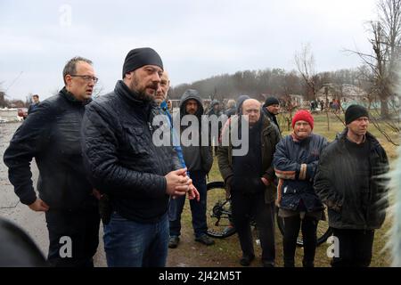 Le 09 avril 2022, le conseiller du ministre ukrainien de l'intérieur, Anton Herashchenko, et le chef de l'administration régionale de l'État de Chernihiv, Viacheslav Chaux (de gauche à droite), tiennent une réunion d'information à Novoselivka, village urbain libéré des envahisseurs russes de la région de Chernihiv, dans le nord de l'Ukraine. Photo de Anatolii Siryk/Ukrinform/ABACAPRESS.COM Banque D'Images