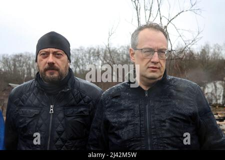 Le 09 avril 2022, le conseiller du ministre ukrainien de l'intérieur, Anton Herashchenko (R) et chef de l'administration régionale de l'État de Chernihiv, Viacheslav Chaux, tient une réunion d'information dans une colonie urbaine de type Novoselivka libérée des envahisseurs russes de la région de Chernihiv, dans le nord de l'Ukraine. Photo de Anatolii Siryk/Ukrinform/ABACAPRESS.COM Banque D'Images