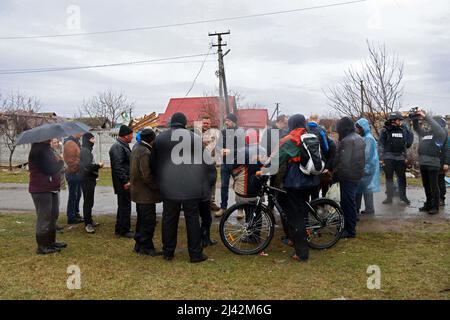 Les gens assistent à une réunion d'information du conseiller du ministre ukrainien de l'intérieur, Anton Herashchenko, et du chef de l'administration régionale de l'État de Chernihiv, Viacheslav Chaux, dans une localité urbaine de Novoselivka qui a été libérée des envahisseurs russes de la région de Chernihiv, dans le nord de l'Ukraine, le 09 avril 2022. Photo de Anatolii Siryk/Ukrinform/ABACAPRESS.COM Banque D'Images