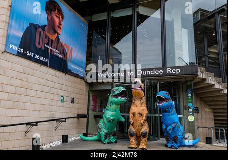 Acteurs vêtus de costumes de dinosaures originaux pour lancer l'optimisme de jeu en dehors de Dundee Rep Theatre, Écosse, Royaume-Uni Banque D'Images