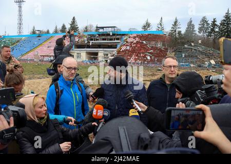 Le conseiller du ministre ukrainien de l'intérieur, Anton Herashchenko (R) et le chef de l'administration régionale de l'État de Chernihiv, Viacheslav Chaux (C), tiennent une réunion d'information au Centre d'entraînement sportif olympique de Chernihiv (anciennement le stade Yuri Gagarin) détruit lors des bombardements par les envahisseurs russes, Chernihiv, dans le nord de l'Ukraine. 09 avril 2022. Photo de Anatolii Siryk/Ukrinform/ABACAPRESS.COM Banque D'Images