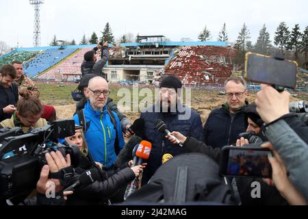 Le conseiller du ministre ukrainien de l'intérieur, Anton Herashchenko (R) et le chef de l'administration régionale de l'État de Chernihiv, Viacheslav Chaux (C), tiennent une réunion d'information au Centre d'entraînement sportif olympique de Chernihiv (anciennement le stade Yuri Gagarin) détruit lors des bombardements par les envahisseurs russes, Chernihiv, dans le nord de l'Ukraine. 09 avril 2022. Photo de Anatolii Siryk/Ukrinform/ABACAPRESS.COM Banque D'Images