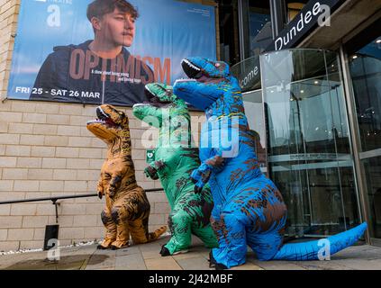 Acteurs vêtus de costumes de dinosaures originaux pour lancer l'optimisme de jeu en dehors de Dundee Rep Theatre, Écosse, Royaume-Uni Banque D'Images