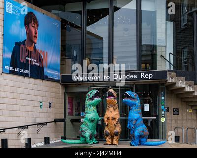 Acteurs vêtus de costumes de dinosaures originaux pour lancer l'optimisme de jeu en dehors de Dundee Rep Theatre, Écosse, Royaume-Uni Banque D'Images