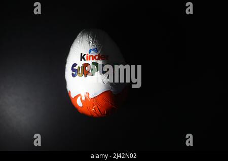 Kinder surprise , également connu sous le nom de Kinder Egg ou Kinder surprise Egg, est un chocolat au lait composé d'un œuf de chocolat entourant une capsule en plastique jaune avec un petit jouet à l'intérieur. Banque D'Images