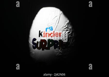 Kinder surprise , également connu sous le nom de Kinder Egg ou Kinder surprise Egg, est un chocolat au lait composé d'un œuf de chocolat entourant une capsule en plastique jaune avec un petit jouet à l'intérieur. Banque D'Images