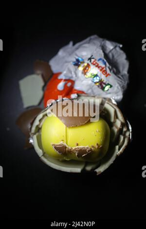 Kinder surprise , également connu sous le nom de Kinder Egg ou Kinder surprise Egg, est un chocolat au lait composé d'un œuf de chocolat entourant une capsule en plastique jaune avec un petit jouet à l'intérieur. Banque D'Images