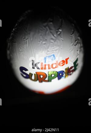 Kinder surprise , également connu sous le nom de Kinder Egg ou Kinder surprise Egg, est un chocolat au lait composé d'un œuf de chocolat entourant une capsule en plastique jaune avec un petit jouet à l'intérieur. Banque D'Images