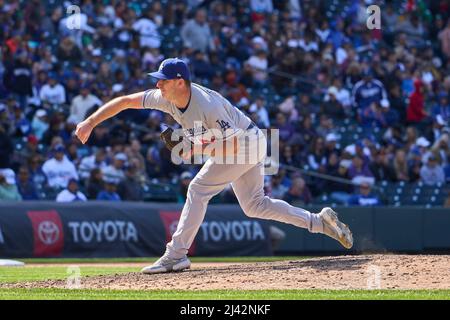 Denver CO, États-Unis. 10th avril 2022. Le pichet de Los Angeles Evan Phillips (59) en action pendant le match avec Los Angeles Dodgers et Colorado Rockies tenu à Coors Field à Denver Co. David Seelig/Cal Sport Medi. Crédit : csm/Alay Live News Banque D'Images