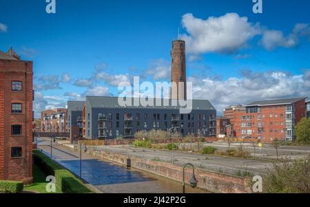 Chester, Royaume-Uni - 6th avril 2022 : Vue sur le canal et la tour de tir et les Leadworks de Chester Banque D'Images