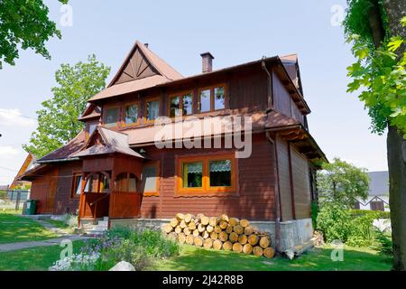 Zakopane, Pologne - 13 juin 2015 : un bâtiment résidentiel en bois datant d'environ 1926. Ce bâtiment est inscrit au registre municipal o Banque D'Images
