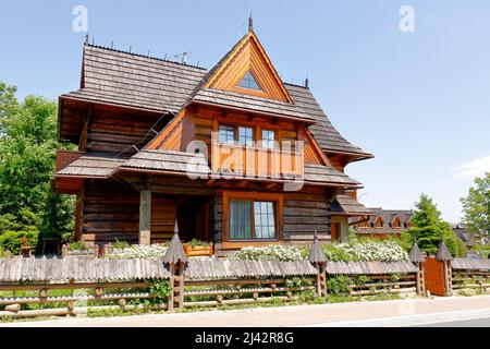 Zakopane, Pologne - 13 juin 2015: Maison résidentielle nommée Staszelowka, en bois, construite dans le deuxième quart du 20th siècle, classée dans le munici Banque D'Images