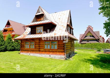 Zakopane, Pologne - 13 juin 2015 : maison résidentielle en bois. Ce bâtiment date d'environ 1955. Il y a une pelouse autour du bâtiment Banque D'Images